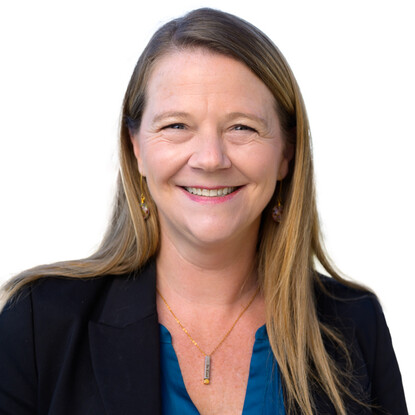 Portrait photo of Julia Hayter